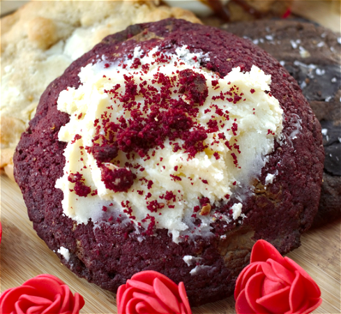 Red velvet cream cheese topping cookie