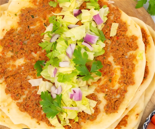 turkse pizza ( lahmacun ) salade