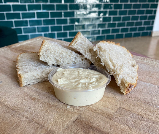 Desem speltbrood met hummus