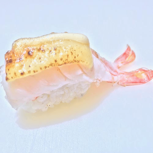 Geflambeerde ebi nigiri