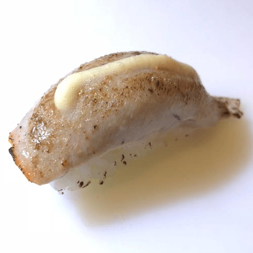 Geflambeerde tonijn nigiri