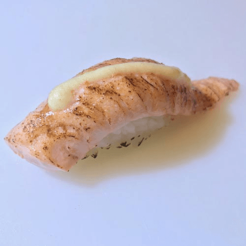 Geflambeerde zalm nigiri