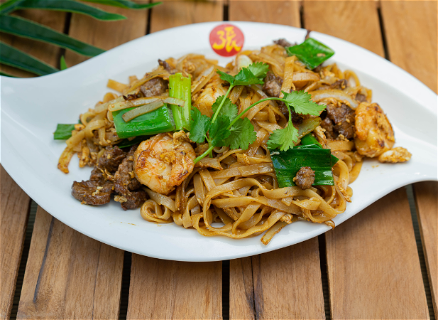 Pho Xao Dac Biet | Fried  Ricenoodles with Beef & Prawns