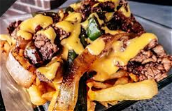 Dirty fries pulled brisket cheese saus