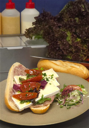 Brie met zongedroogde tomaat en salami