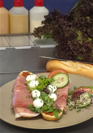 Rauwe Ham met tomaten-tapenade en mozzarella