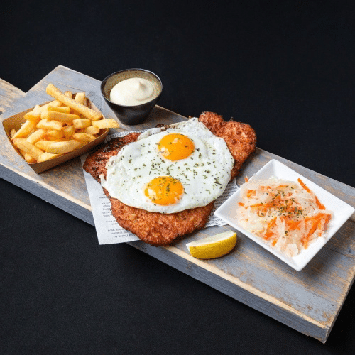 Schnitzel met twee spiegeleieren