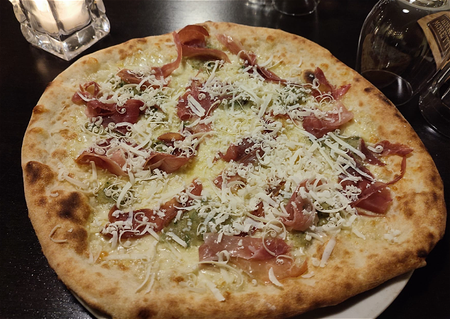 Specialiteit: Pizza melanzane, crudo e ricotta