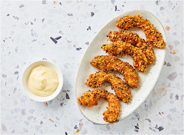 Homemade avocado fries met aioli-dip