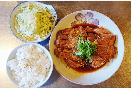 tori no teriyaki met witte rijst en salade