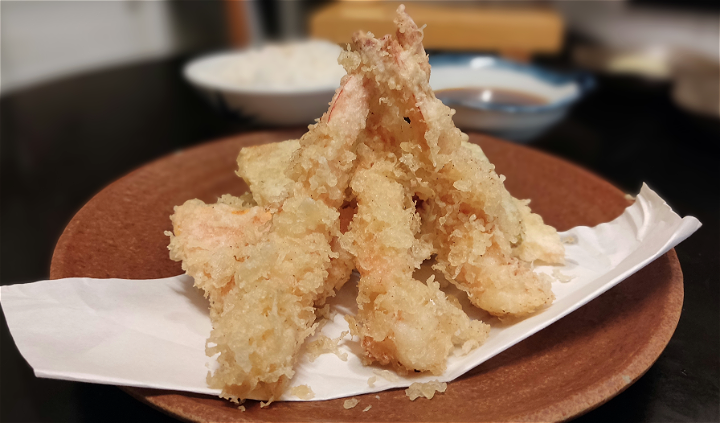 tempura mix met witte rijst en saus