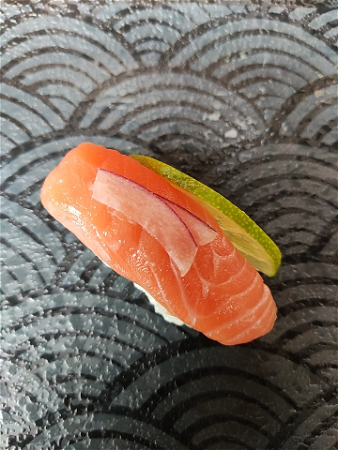 shake nigiri sushi