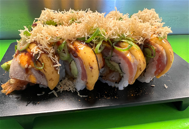 Flamed Tuna Cheese Dragon Roll (4 stuks)