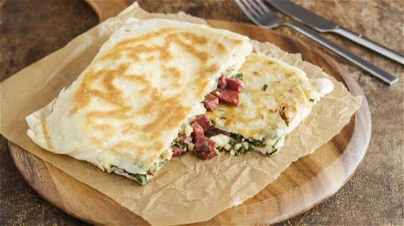 Gözleme Kaas Met Sucuk