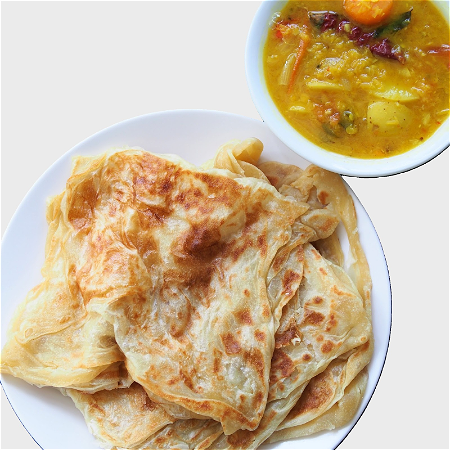 Maleisische roti pratha met curry