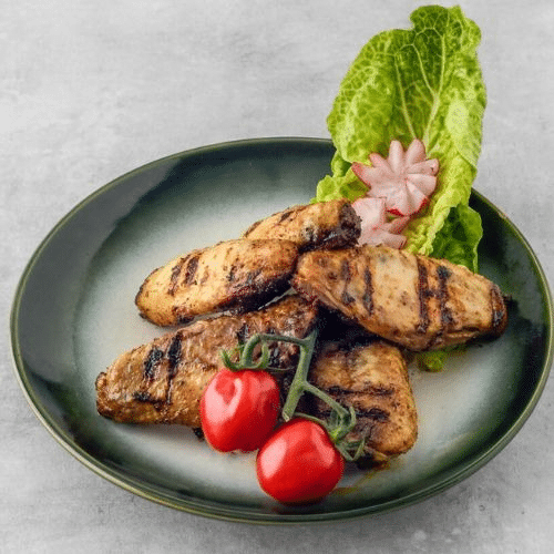 Gegrilde kippenvleugels met frietjes en mayonaise