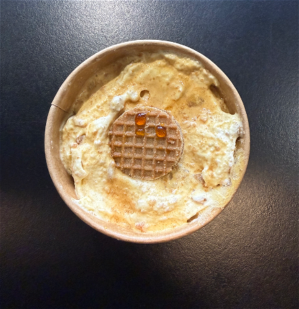 Huisgemaakt stroopwafel ijs