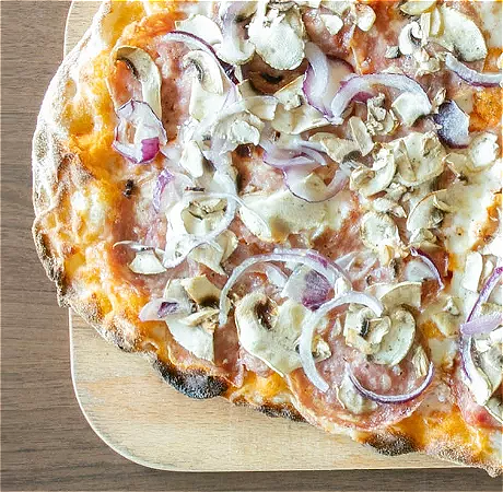 salame, funghi e cipolla