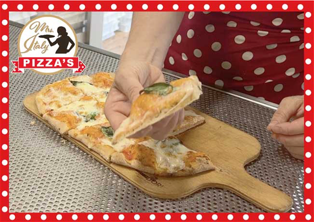 Glutenvrije pizza met tomatensaus en kaas. Eventuele overige ingrediënten nog aanvinken