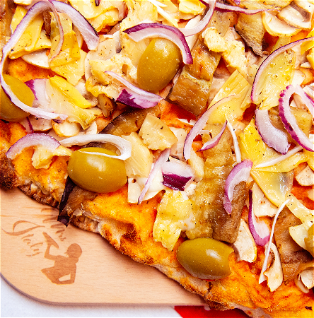 Lactosevrije pizza, bodem met tomatensaus