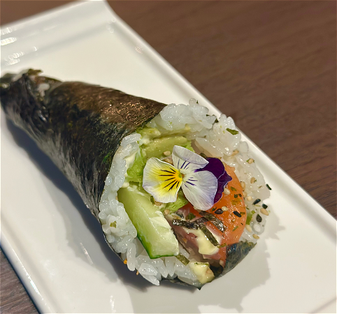 Salmon handroll