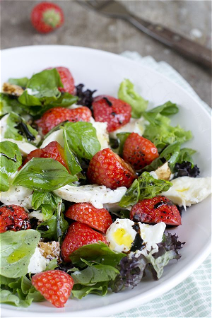 Balsamico strawberry caprese