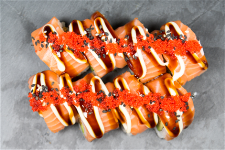 Salmon dragon roll (4 stuks)