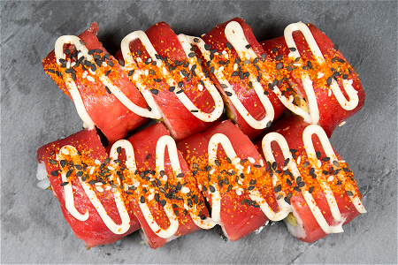 Tuna dragon roll (4 stuks)