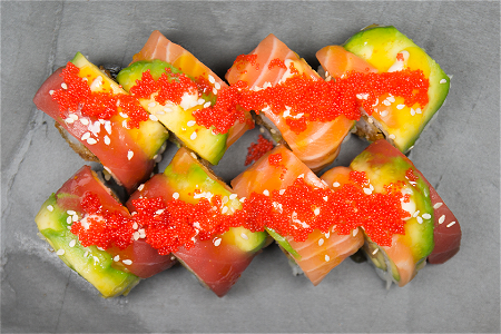Rainbow dragon roll (4 stuks)