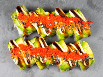 Avocado dragon roll (4 stuks)