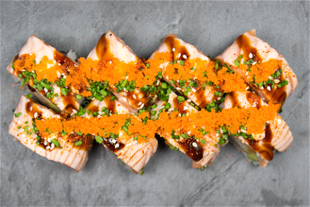 Flamed salmon dragon roll (4 stuks)