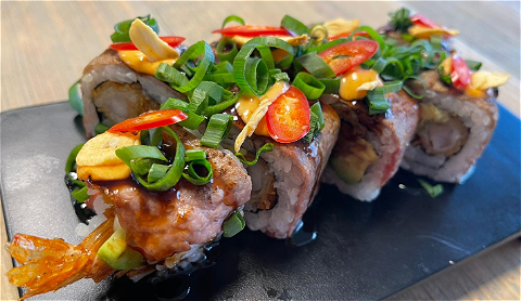 Flamed beef dragon roll (4 stuks)