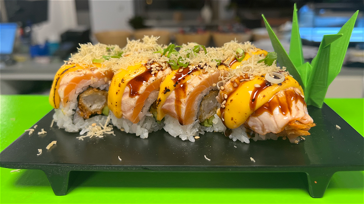 Flamed Sake Cheese Dragon roll (4 stuks)
