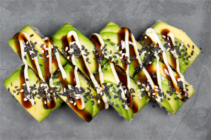 Tuna avocado roll (4 stuks)