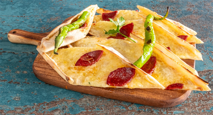 Peynirli sucuklu pide