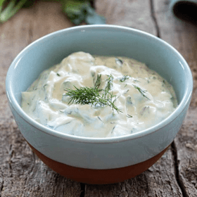 Ribby's saus op yoghurt gebaseerd met knoflook, dille en peterselie