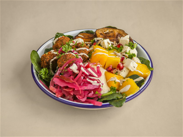 Salade, falafel, aubergine en feta 🍆🧆🧀