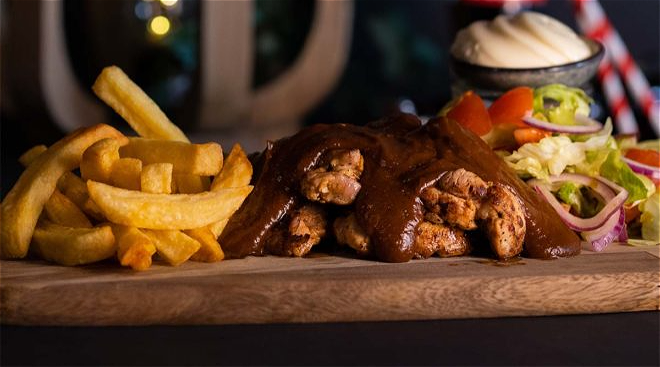 Schotel gegrilde kipfilet met satésaus