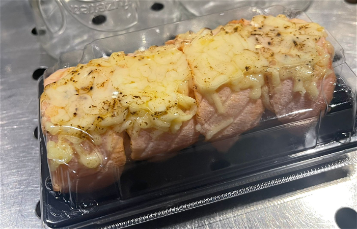 flamed Cheese Sake mozzarella maki  4st.