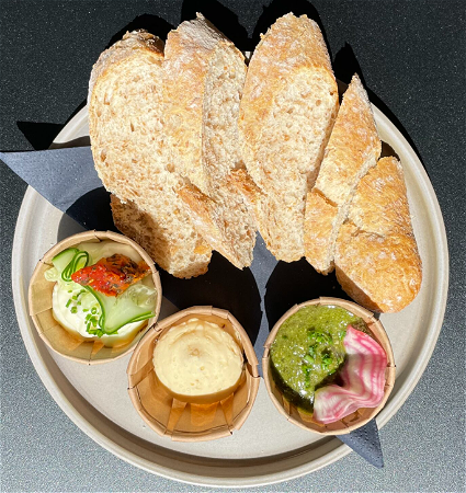 Brood met evt aioli, tapenade of kruidenboter