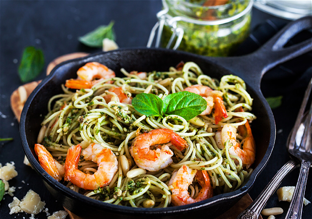 Pasta con pesto e gambari (Pasta pesto met gambas)