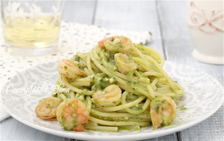 Pasta con pesto e gamberi