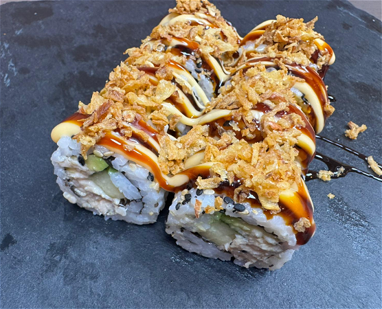 Uramaki met Tonijnsalade met saus en gebakken uitjes