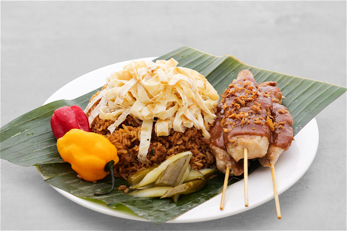 Kipsaté­schotel met nasi