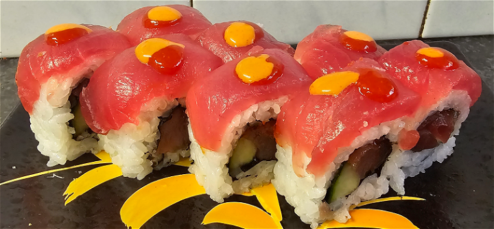 Soft shell spicy tuna rol