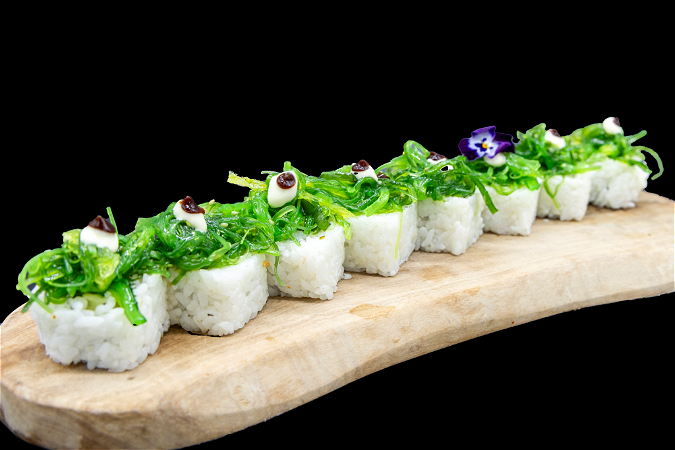 Veggie wakame roll