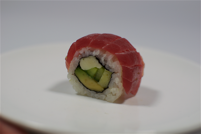 Tuna roll uramaki