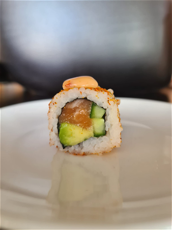 Chili salmon uramaki