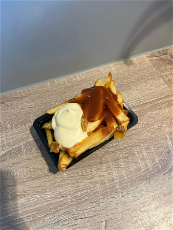 Friet mayonaise en curry 