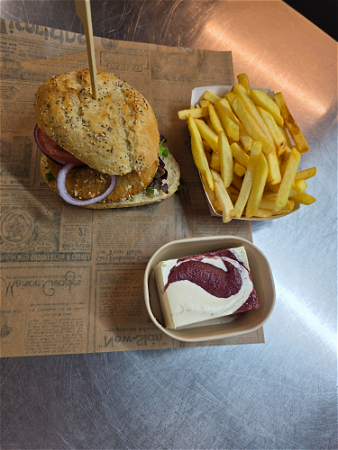 Advocado burger met friet en strawberry cheesecake